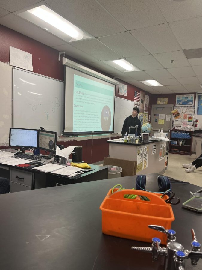 FAKE NEWS: Junior Max Shefrin presents his ideas on why the flat earth cannot be real. “Students with knowledgeable presentations, are always better” said astronomy teacher Mr. Strohmeyer, who actually allowed students to use AI to generate claims, which most teachers ban because it’s cheating.

