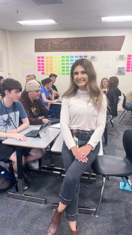 A+FRESH+PERSPECTIVE%3A+Ms.Elliot+sits+behind+her+College+English+class+as+they+all+talk+before+class+begins.+%E2%80%9CIm+a+hands-on+person%2C+so+if+I+can+find+a+way+to+do+things+hand+on%2C+thats+my+favorite+way%2C%E2%80%9D+said+Ms.+Elliot.+While+they+are+currently+reading+1984+in+the+picture%2C+they+are+also+starting+their+final+project+for+the+quarter.+